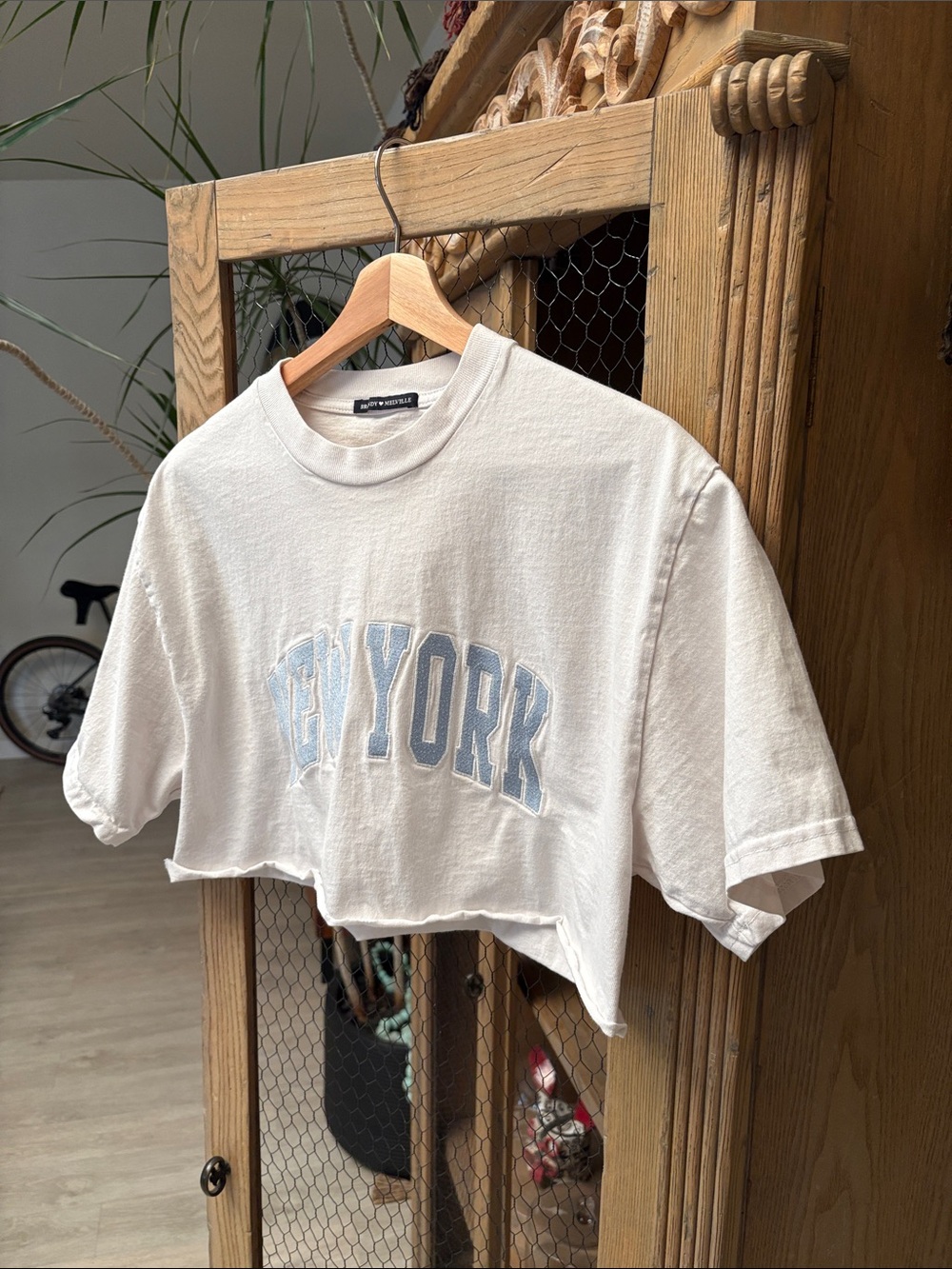Brandy Melville NEW YORK Cropped Top - Picture 2 of 9